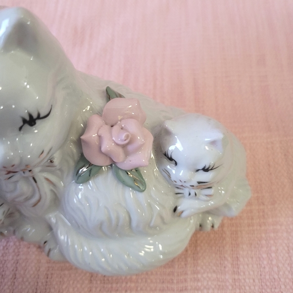 Vintage Beautiful Porcelain Persian Cat Mama with Kittens - Picture 6 of 9